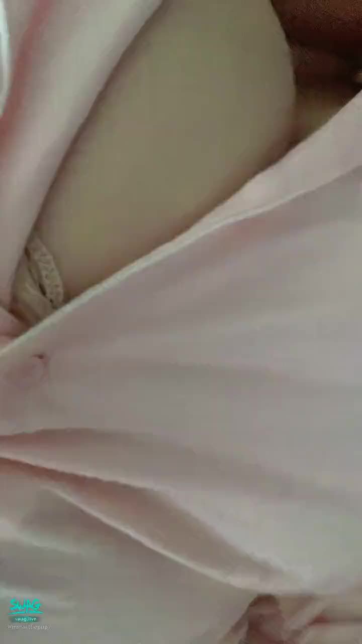 nanalittlepupy : Babe哥哥早安….💗
睡到要翻掉了呢 
扣子都被我睡到自己解開了🙈

#巨乳 #娜娜 #胸 #大奶 #騷 #性感 #剛醒 #早安 #睡衣