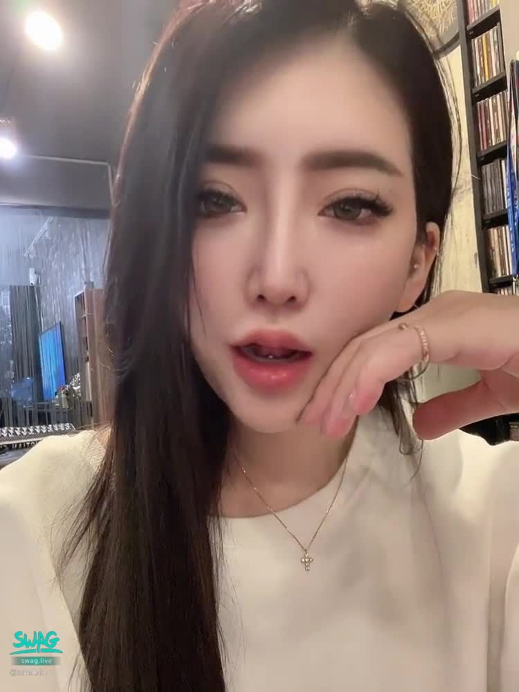 arielbb : 🔥新片上架🔥學弟再次挑戰🙄
https://5w.ag/pTZEBmzgfFVX94dz6
學弟為了挽回顏面，特地把我拍過的長片，全部解鎖都看一遍。這次果然讓我狂噴水了💦可是沒有插噴的感覺不夠高潮啊!!
✨解鎖按喜歡👍🏻並私訊截圖🉐️隱藏版1部
✨私訊聊聊你喜歡的劇情

#沒有你們解鎖，我就無法在拍新片了，完全賠錢，因為我都是找專業團隊合作的🥺😭