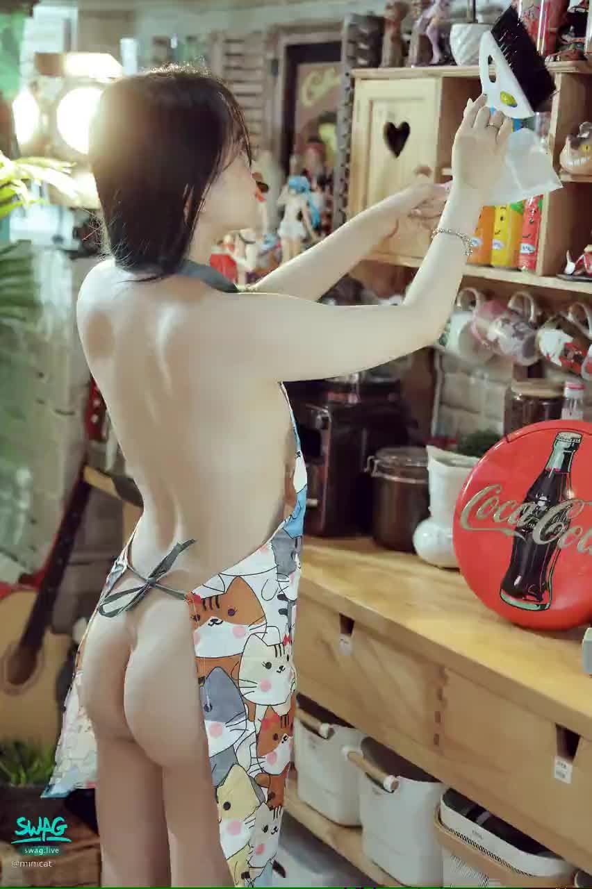 minicat : 需要打掃阿姨嘛？😙
#屁屁 #美背