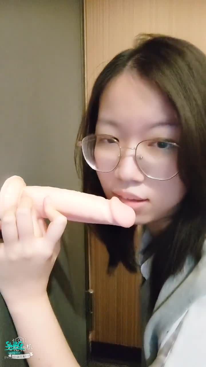 e*********r : 餅乾色臉吃棒棒（1分鐘）
和貼文的是不同的版本呦💕
頂到臉頰有點醜我就沒放貼文了🤭
限動限時低鑽釋出，喜歡的話快點解鎖收藏呦💕

#口交 #眼鏡 #吃棒棒