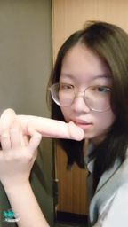 e*********r : 餅乾色臉吃棒棒(1分鐘)
和貼文的是不同的版本呦💕
頂到臉頰有點醜我就沒放貼文了🤭
限動限時低鑽釋出,喜歡的話快點解鎖收藏呦💕
#口交 #眼鏡 #吃棒棒