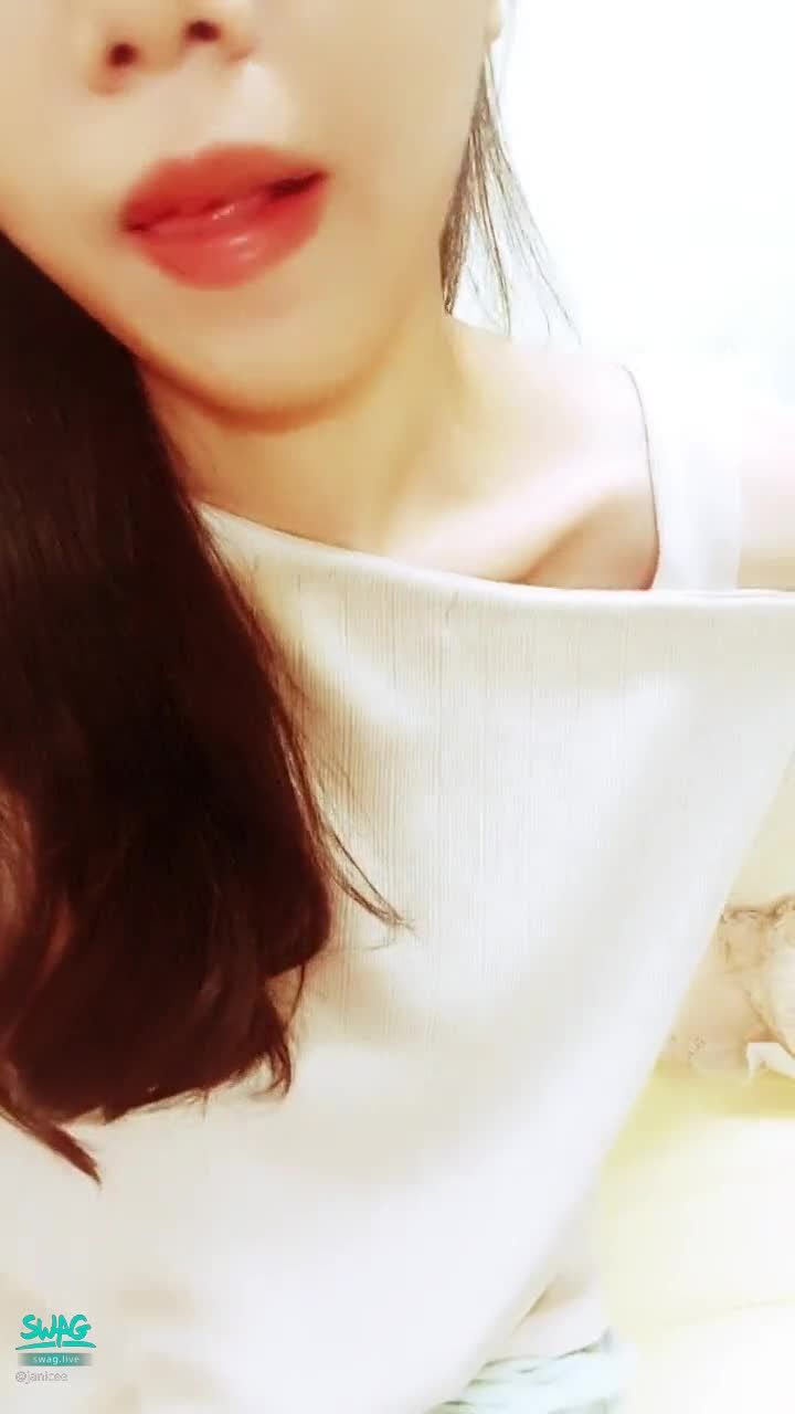 janicee : 水嫩的雙唇💓
露肩小性感💋
誘人的黑絲高跟鞋💖
舔舔嘴，給你飛吻😍
juicy lips🌹
#黑絲 #高跟鞋 #露肩 #美腿 #絕對領域 #舔