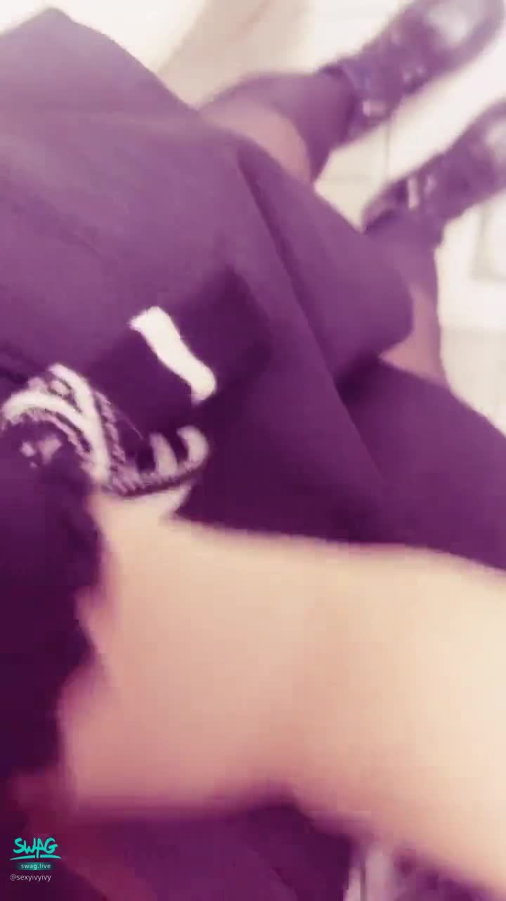 sexyivyivy : 把拉鍊慢慢往下拉
寶貝是不是已經想在廁所把我的褲褲脫掉了😈😈😈