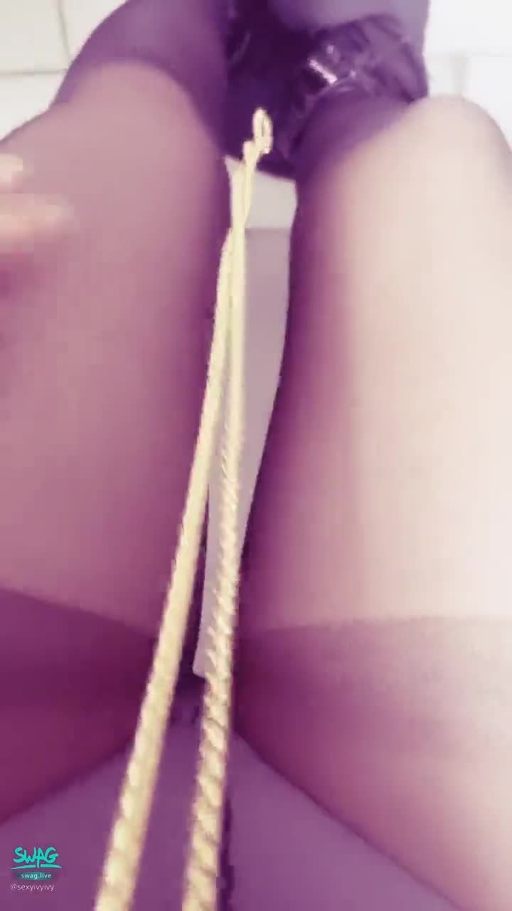 sexyivyivy : 喜歡用鏈子磨襯著敏感的荳荳
寶貝在後面幫我拉著
前。後。前。後😛😛😆會讓人受不了耶