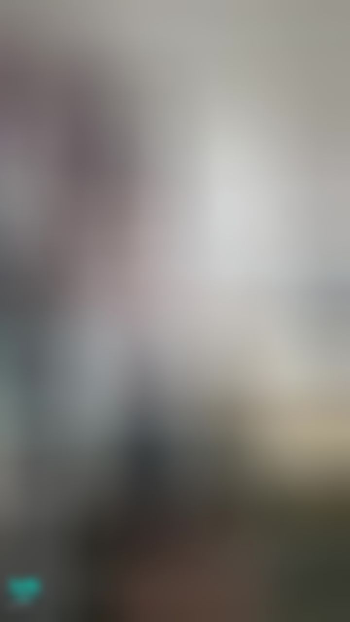 janicee : 罩衫下的白色小可愛♥️
拉開領口，超細的白色肩帶💗
深邃的鎖骨👀
露出腰與短裙下的赤腳😍
weekend vibe💓
#裸足 #赤腳 #露肩 #美腿 #鎖骨 #短裙 #細肩帶