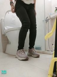 quanna : 尿尿後用免治馬桶的洗穴功能,忍不住叫了出來,還來了興致慰慰起來🙈
#淫蕩 #重口味 #慰慰 #淫叫