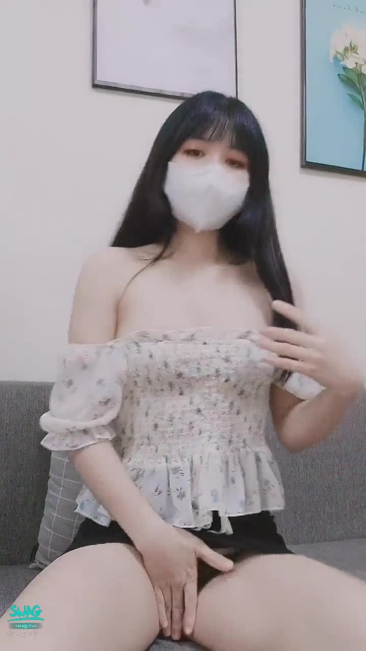 sexyylady : Sister seduces in living room without bra ❤❤ This is a video I just made here as a host ❤