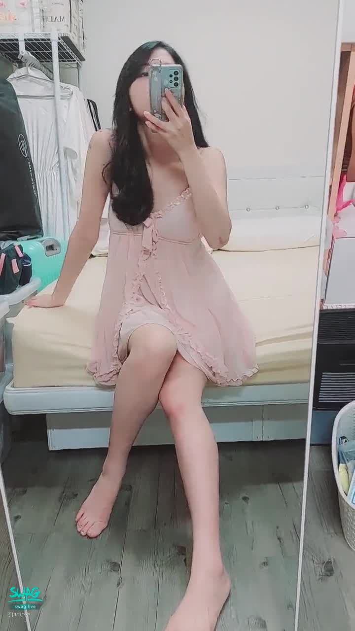 janicee : 水嫩的雙唇❤️
拉下粉嫩睡衣兩側的肩帶😍
捧著胸😈
舔舔嘴唇誘惑💋
ASMR💓
#睡衣 #舔 #赤腳 #乳溝 #嘴唇