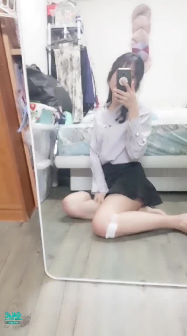 janicee : Barefoot sitting on the floor 🌹
Temperament princess head OL short skirt 💖
sitting barefoot on the ground 🌸
injured knee 😥🎀
#OL #短裙 #長髮 #美腿 #裸足 #赤腳