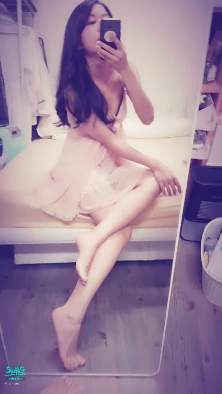 janicee : 轉身時露出黑色內衣😈
揉揉胸💋💋💋
低胸粉紅色睡衣🎀
性感鎖骨😍
短裙下的可愛裸足🌹
Sweet and pinkish💗
#細肩帶 #鎖骨 #長髮 #美腿 #裸足 #赤腳 #短裙 #睡衣 #性感 #肩膀 #床邊 #bra #內衣