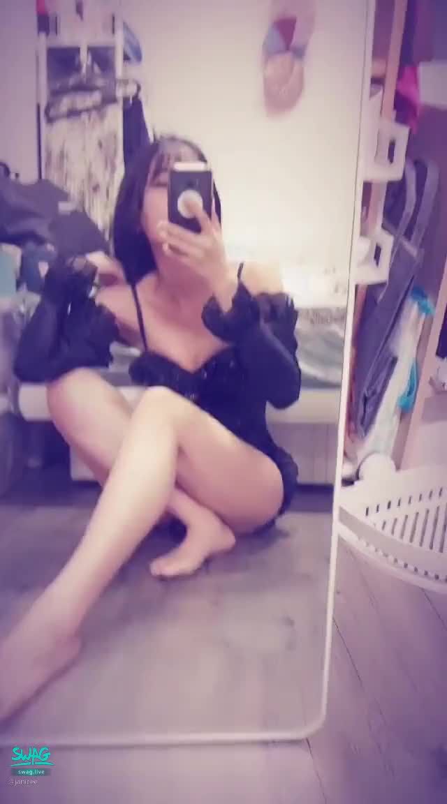 janicee : 性感的肩頸與鎖骨肌膚😍泳衣💗
撥一下頭髮，摸摸腿💙
張雨綺款泳衣🌹
襯托出美腿的超短設計💖
性感袖套與爆乳細肩帶😈
露出鎖骨⭐
Swim suit💦
#低胸 #細肩帶 #鎖骨 #長髮 #美腿 #裸足 #赤腳 #性感 #肩膀 #大腿 #泳衣