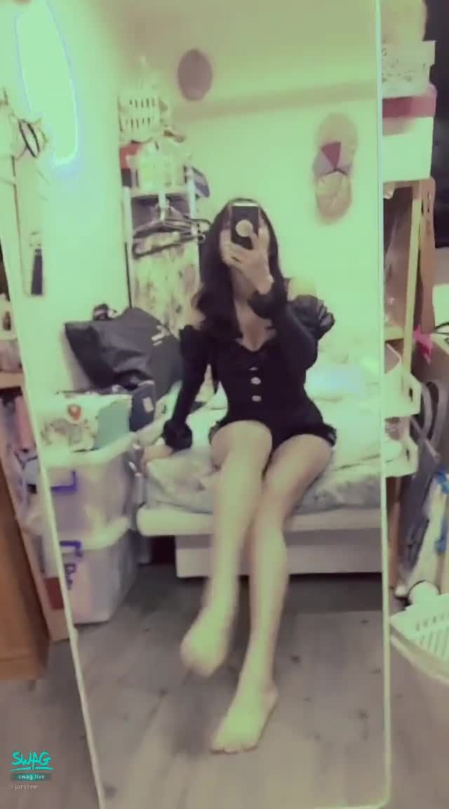 janicee : 穿著泳衣，坐在床邊翹腳♥️性感美腿🎀
張雨綺款爆乳泳衣🌹
床邊坐著翹腳💚
動動纖細的美腿💙
窺探大腿根部👀
襯托出美腿的超短設計💖
性感袖套與細肩帶😈
Swim suit💦
#低胸 #細肩帶 #鎖骨 #長髮 #美腿 #裸足 #赤腳 #性感 #肩膀 #大腿 #泳衣