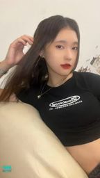 christa.w : 聽說你們英文都很好,有人可以幫我翻譯翻譯嗎😍😘💋