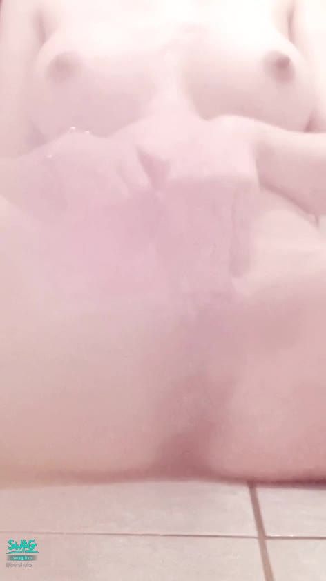 bershuka : 受不了了⋯高潮噴到整個人癱軟🫠⋯
太舒服了⋯都不知道自己噴了多少⋯💦💦💦

#噴水 #潮吹 #自慰 #淫水 #露點 #特寫 #茉茉 #bershuka