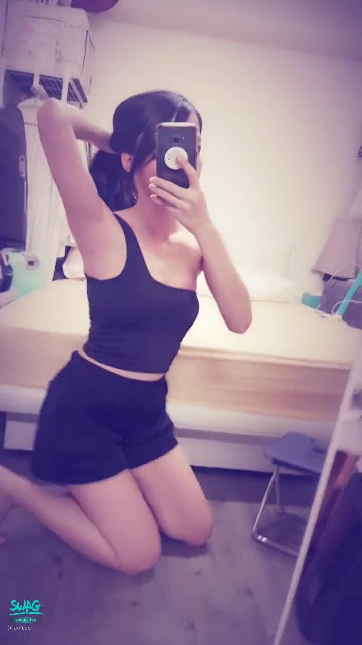 janicee : 抓個馬尾🌹
轉到背後的美背🎀
低胸上衣露出的肌膚💖
赤腳的洋娃娃💋
裸足誘惑💚
#裸足 #氣質 #赤腳 #長髮 #腳趾 #美腿 #短裙 #低胸 #馬尾 #腳底