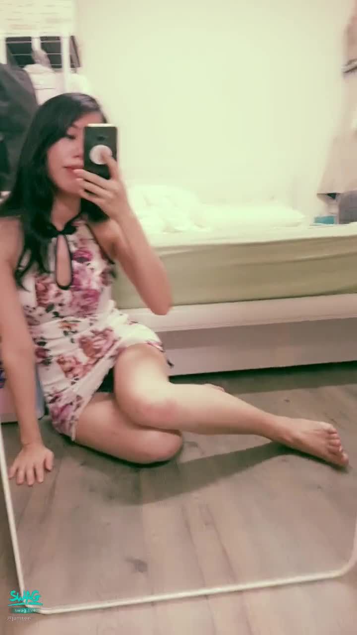 janicee : 坐在地上曝光的視角👀
旗袍太短了💋
小褲直接露出來😍
貼身白色旗袍💗
胸口挖洞配上緊身的曲線😈
花漾年華🌸
赤腳的中式洋娃娃🌹
光著腳ㄚ子的裸足💗
Qipao💓
#裸足 #氣質 #赤腳 #長髮 #腳趾 #美腿 #短裙 #挖洞 #旗袍 #開衩 #曝光 #小褲