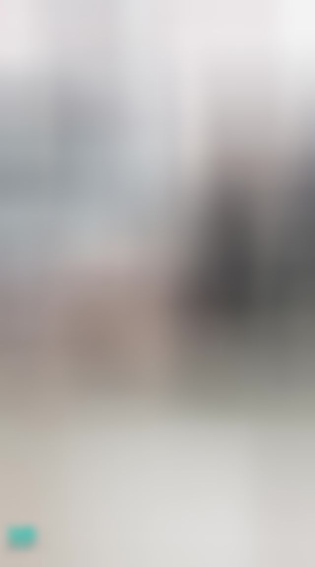 janicee : 低胸上衣與褲底💗動動美腿👀