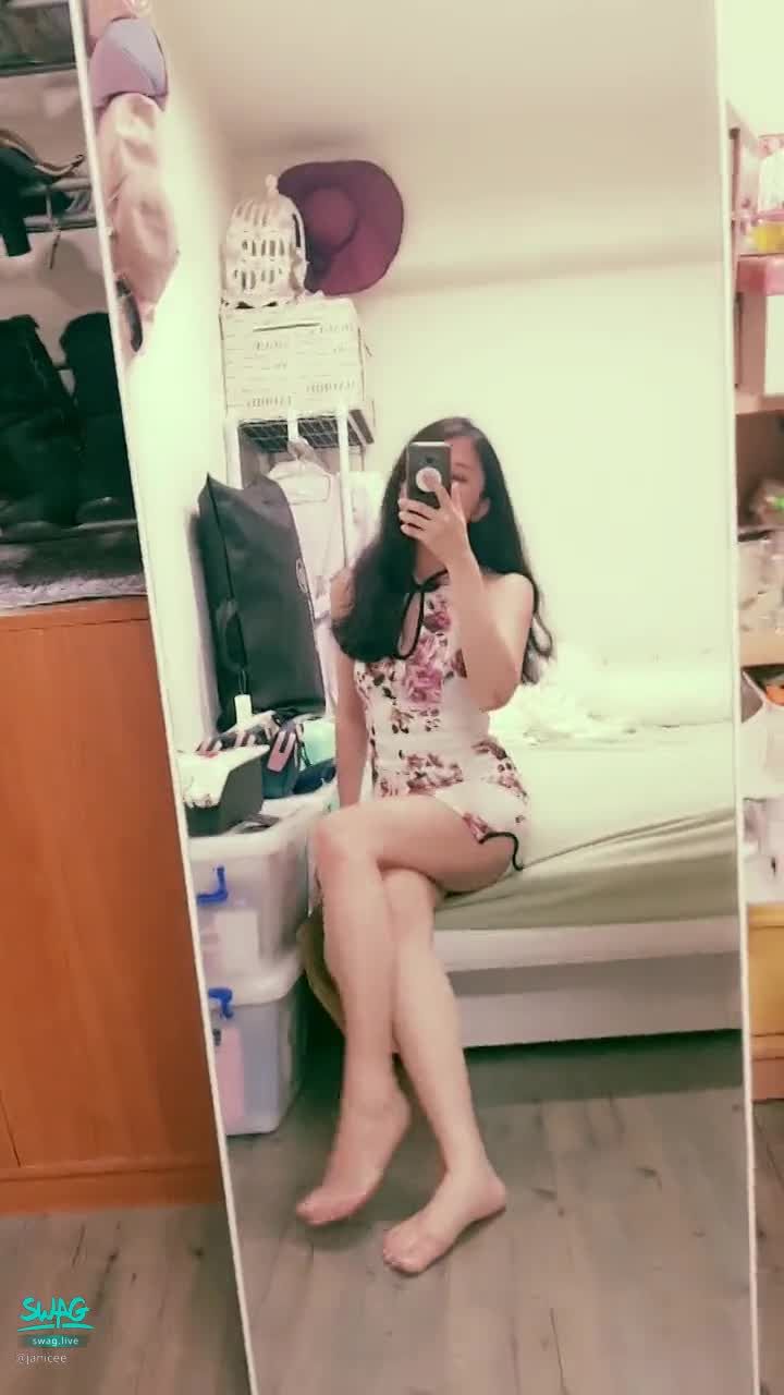 janicee : 你的中式洋娃娃💙
換邊翹腳💖露出大腿根部😍
貼身白色旗袍💗
胸口挖洞配上緊身的曲線😈
花漾年華🌸
赤腳坐在床邊🌹
光著腳ㄚ子的裸足💗
Qipao💓
#裸足 #氣質 #赤腳 #長髮 #腳趾 #美腿 #短裙 #挖洞 #旗袍 #性感 #開衩