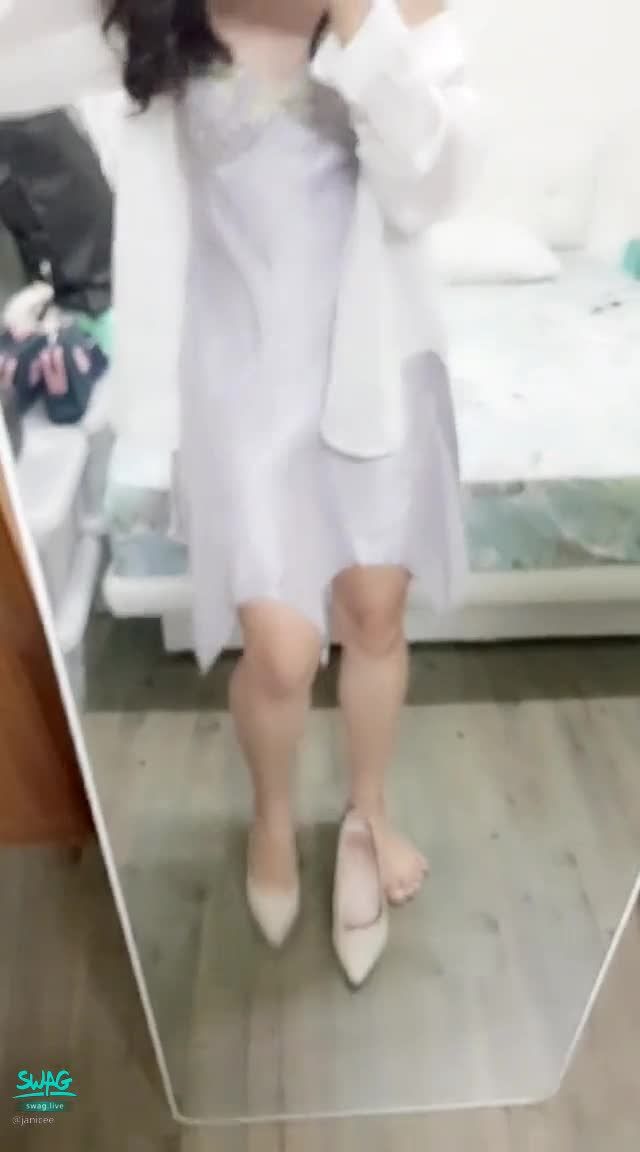 janicee : 穿上高跟鞋♥️性感睡衣
拿起高跟鞋穿上🌹
細肩帶性感絲質睡衣與高跟鞋💗
High heels👠
#眼鏡 #氣質 #長髮 #美腿 #短裙 #睡衣 #高跟鞋 #細肩帶 #裸足