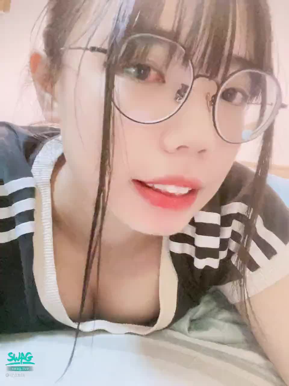 linbella : 回歸福利🧧
想要得到最低最低鑽石的照片影片嗎？
那就找來找我聊天 送禮物給貝拉🎁
我抓取前10位幸運寶貝❤️

#眼鏡妹子 #乳溝 #奶子 #露臉 #妹妹頭