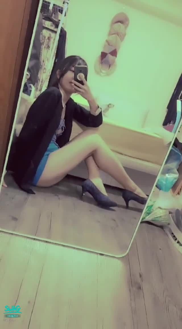 janicee : 馬尾與胸口挖洞的馬甲💙
胸口挖洞的性感馬甲💙
側身的美腿與高跟鞋💗
High heels👠
#氣質 #長髮 #美腿 #短褲 #高跟鞋 #鎖骨 #挖洞 #馬甲 #腿控 #馬尾