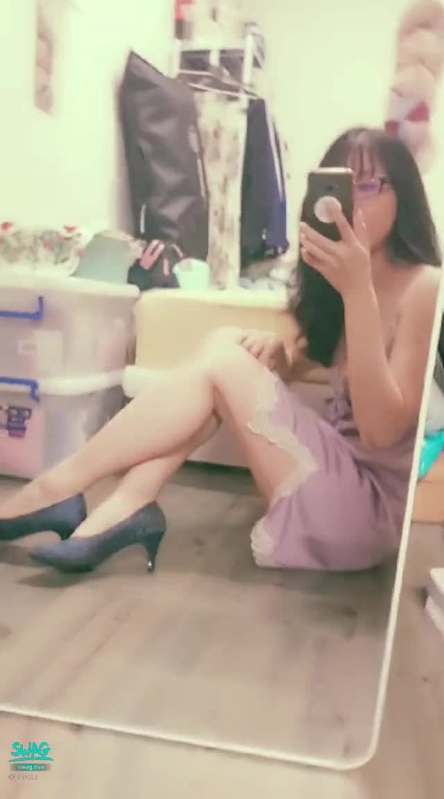 janicee : 低胸睡衣👠摸摸美腿💚高跟鞋♥️