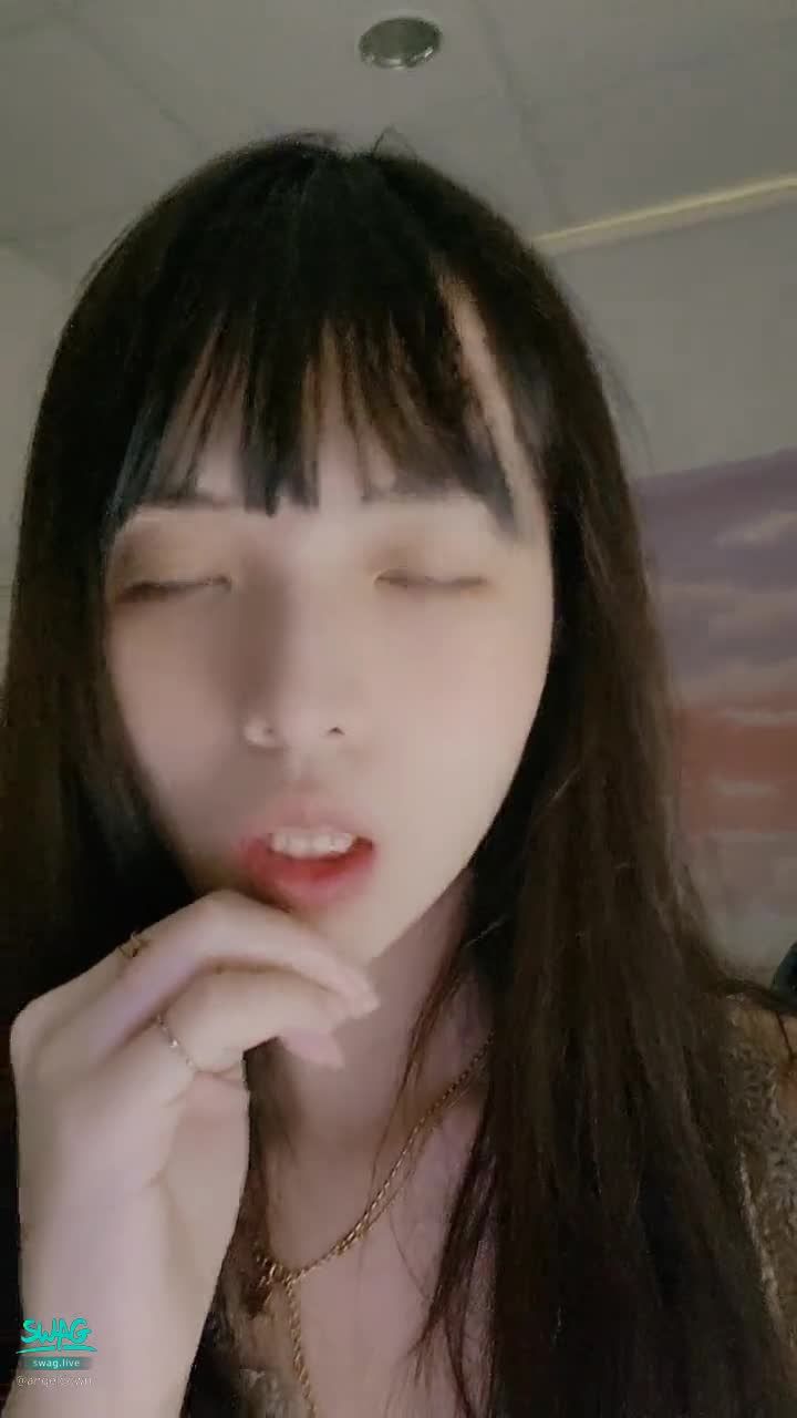 angeldown : 痛死阿天第一次拔智齒🥺不過拔了頭終於不疼了😭
人生好累
雙11活動進行中喔💗💗
#活動要看喔 #拔牙 #日常 #素顏 #要吃好多藥 #晚點上班 #兩天沒睡 #愛睏