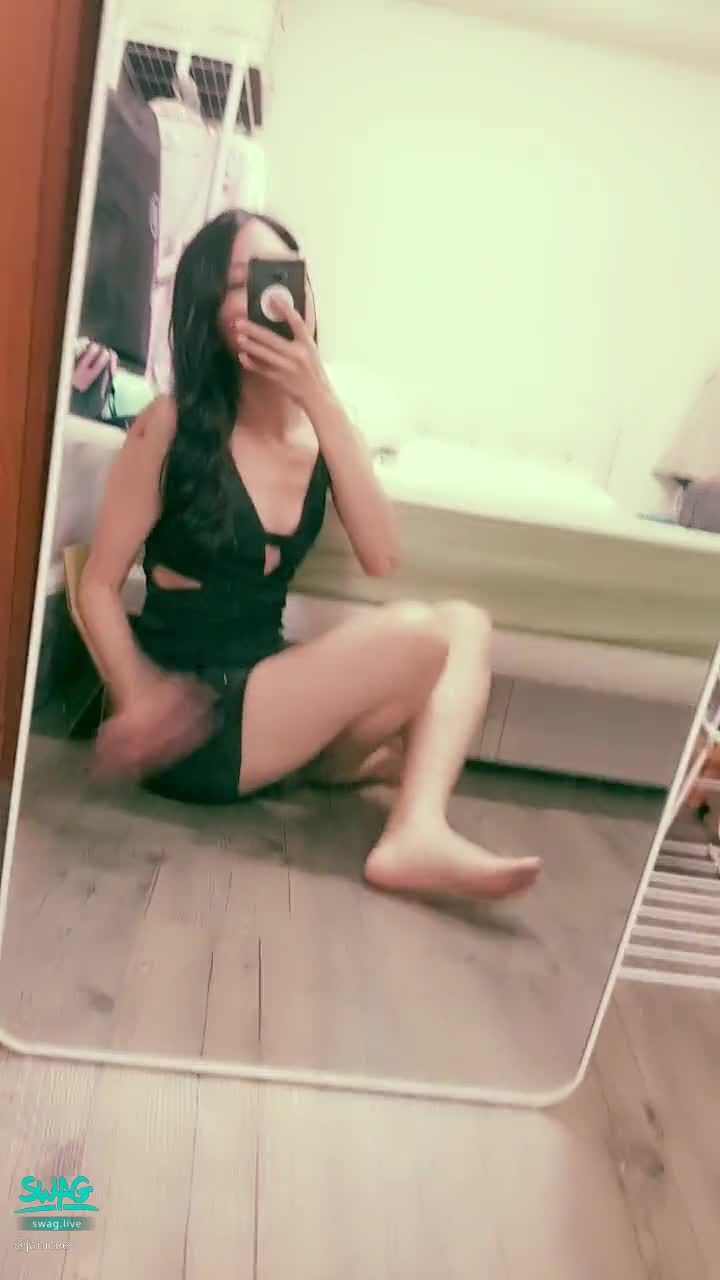 janicee : 地板上坐著👀
快曝光的迷你裙💓
動動美腿的腳底😈足控請進👠
黑色緊身夜店戰袍😈
胸口的大挖空🌹
性感黑色特務💗
Sexy black spy💓
#裸足 #氣質 #赤腳 #長髮 #腳趾 #美腿 #短裙 #挖洞 #深V #低胸 #腳底