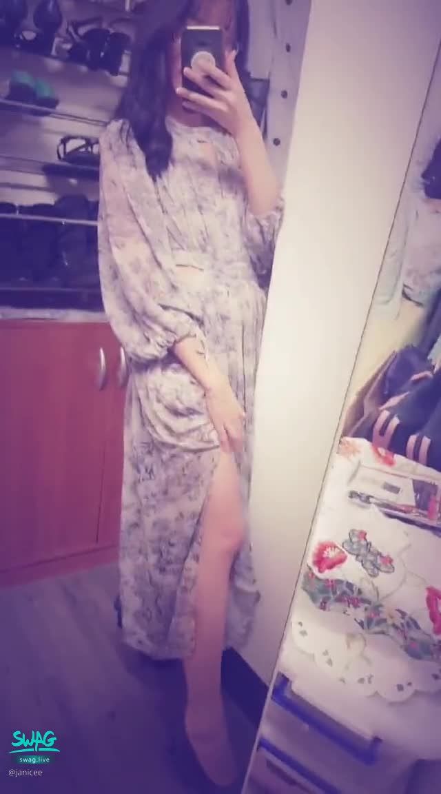 janicee : 開衩高跟鞋長腿與挖洞露出的內衣👀