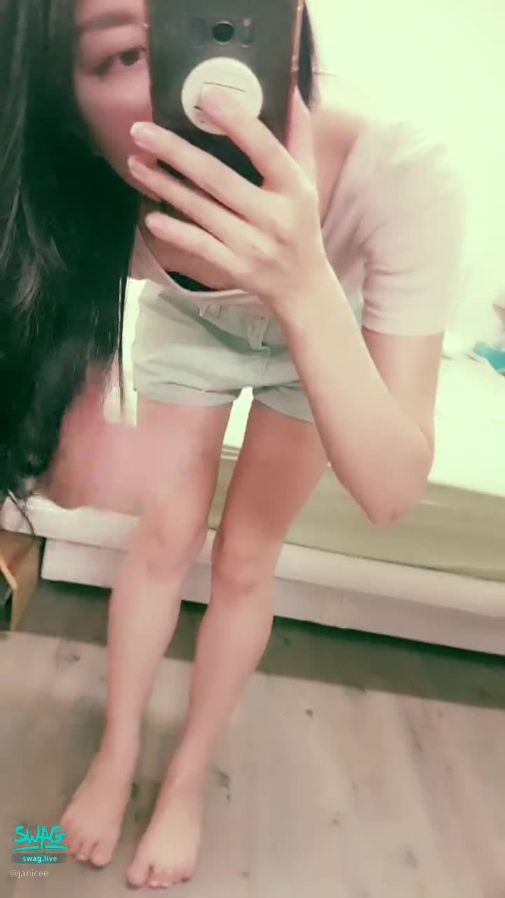 janicee : 低胸貼身休閒風💋
彎腰性感視野👀
摸摸腿與身體的弧線⭐
casual and sexy💖
#裸足 #赤腳 #長髮 #氣質 #短褲 #美腿 #腳趾 #腳底 #低胸