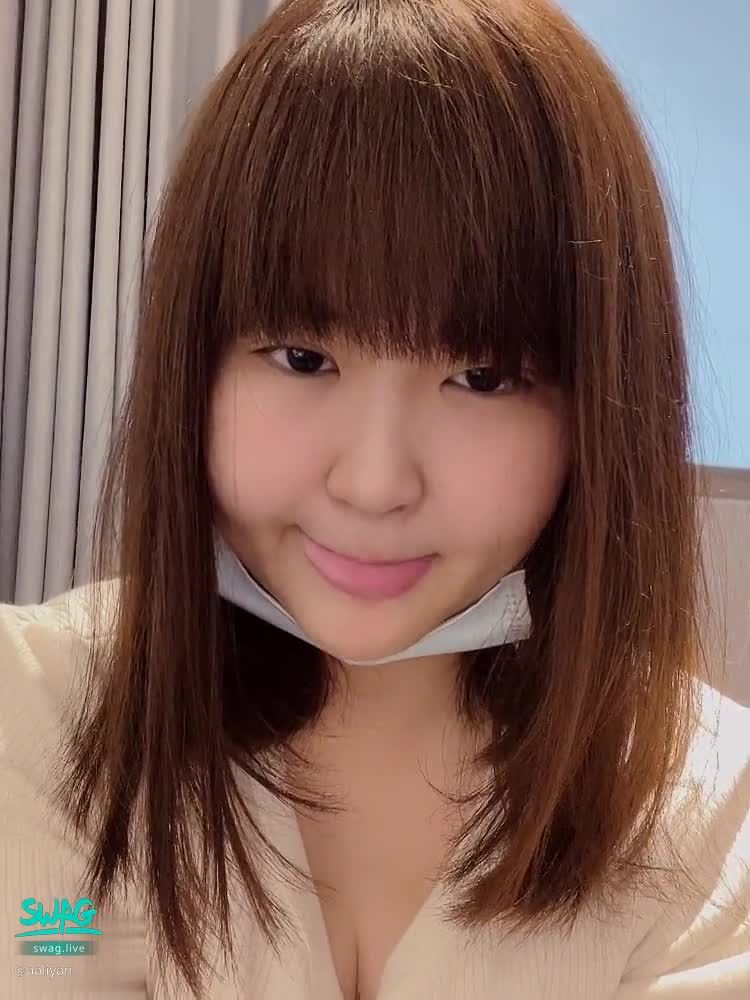 aaliyan : 好開心😀琳兒錄取新工作了
#日常#乳溝#巨乳#想哥哥摸摸頭鼓勵❤️