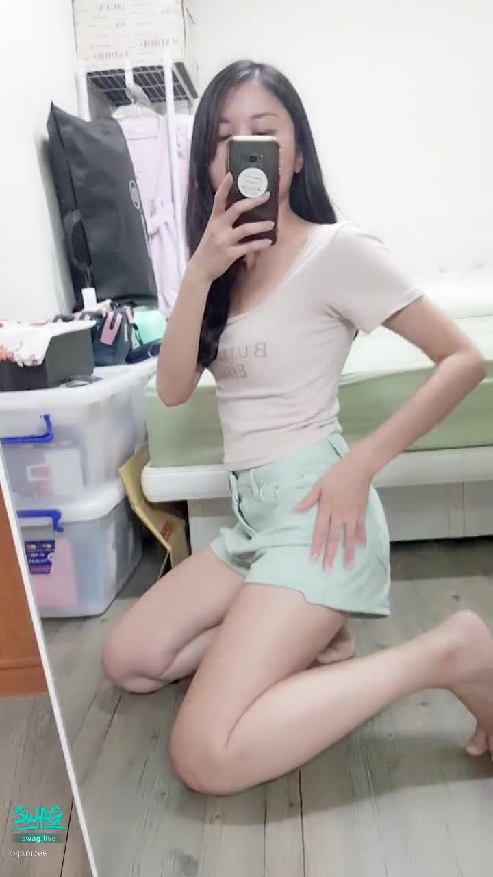 janicee : 摸摸發光的腿🌸
撥個頭髮💙
低頭時低胸貼身休閒感💋
黑長髮⭐
casual and sexy💖
#裸足 #赤腳 #長髮 #氣質 #短褲 #美腿 #腳趾 #腳底