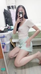 janicee : 摸摸發光的腿🌸
撥個頭髮💙
低頭時低胸貼身休閒感💋
黑長髮⭐
casual and sexy💖
#裸足 #赤腳 #長髮 #氣質 #短褲 #美腿 #腳趾 #腳底