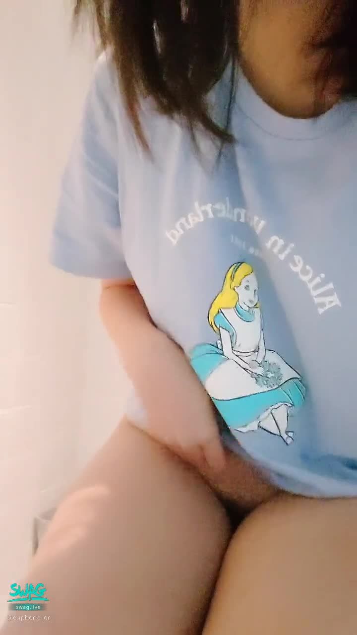  : Appreciate the first morning pee up close 🤭

#露點 #尿尿 #毛毛 #大腿內側