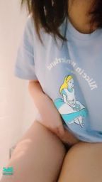 e*********r : 近距離欣賞早安的第一泡尿尿🤭
#露點 #尿尿 #毛毛 #大腿內側