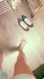 janicee : 穿上高跟鞋的樣子🎀
摸摸鞋跟👠
調整衣服時不小心露出bra了😈
小活動進行中:用一個棒棒口紅,換內褲曝光的版本♥️♥️♥️
低胸貼身微露腰💋
長髮與鎖骨⭐
casual and sexy💖
#裸足 #赤腳 #長髮 #氣質 #短褲 #美腿 #腳趾 #腳底 #高跟鞋 #bra