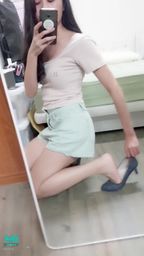 janicee : 脫下高跟鞋,放回鞋櫃👠
摸摸赤腳💓
用一個棒棒口紅,換內褲曝光M字腿影片😈
低胸貼身微露腰的休閒感💋
長髮與鎖骨⭐
casual and sexy💖
#裸足 #赤腳 #長髮 #氣質 #短褲 #美腿 #腳趾 #腳底 #高跟鞋