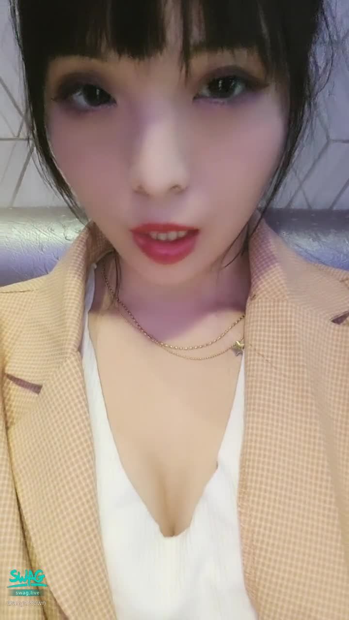  : Shh don't tell Ge Ge 🥺 Can you keep it a secret for me? 💦💦 I can't stand my hands and I want to be touched ❣️ Playing secretly in ktv...the bottom is wet...
#乳溝 #挑逗 #想被抓 #奶頭 #偷偷 #捏 #騷貨
#活動要看喔 #活動