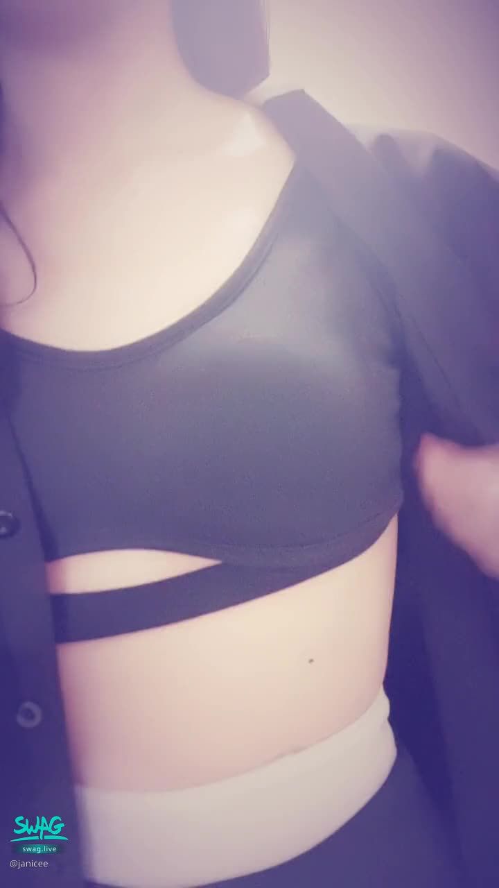 janicee : 男友視角👀
美唇與鎖骨💋
近距離窺探渾圓南半球😈
黑色短裙與赤裸的美臀腿⭐
#美腿 #裸足 #鎖骨 #赤腳 #長髮 #南半球 #性感 #嘴唇