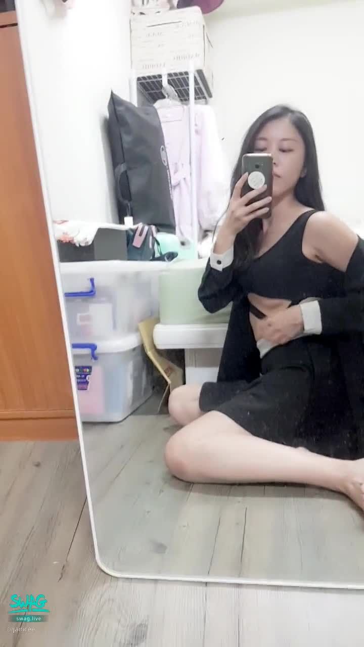 janicee : 拉下襯衫💓
露出香肩與渾圓的南半球👀
地板上的短裙與赤裸美腿⭐
動動腳♥️
#美腿 #裸足 #鎖骨 #赤腳 #長髮 #南半球 #性感 #露腰 #腳底