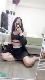 janicee : 撫摸胸口的弧線😍
低頭時溢出的下乳💙
拉下小可愛的帶子👿
暴露出渾圓南半球👀
黑色短裙與赤裸的美臀腿⭐
#美腿 #裸足 #鎖骨 #赤腳 #長髮 #南半球 #性感