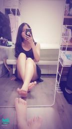 janicee : 動動雙腳💗光著腳底板♥️
露出南半球的小可愛👿
性感下乳👀
黑色短裙與赤裸的美臀腿⭐
#美腿 #裸足 #鎖骨 #赤腳 #長髮 #南半球 #性感 #腳底