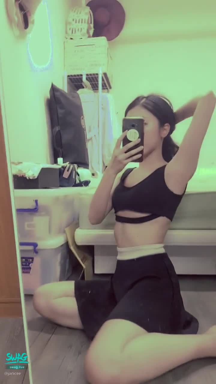 janicee : 抓個馬尾🌹
露出腋下跟後頸💙
露下乳的小可愛👿
渾圓南半球👀
黑色短裙與赤裸的美腿⭐
#美腿 #裸足 #鎖骨 #赤腳 #長髮 #南半球 #性感