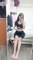 janicee : 坐在床邊💋
舉起手,露出腋下😍
露出南半球的小可愛👿
短裙與床邊的赤腳⭐
#美腿 #裸足 #鎖骨 #赤腳 #長髮 #南半球 #性感