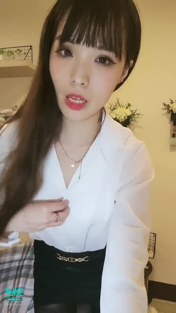 angeldown : 天天出差前的日常🤫🖤每一个都看的到淫穴💕--
有人喜歡ol天嘛？色的離譜讓你射

#睡衣 #活動 #長髮 #戳揉 #想吃肉棒 #淫盪 #騷貨 #色情 #舌頭 #奶子 #胸部 #奶頭 #欠吸 #欠操 #欠幹 #射給我
🍭雙11活動現在11顆紫黑鑽可以獲得天天的11部淫片
🍭雙11活動現在2顆紫黑鑽可獲得天天兩部女女影片或淫片
🍭雙11純約會活動可私訊天天唷