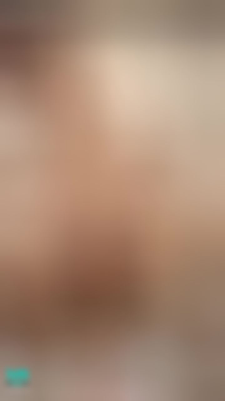 e*********r : 【必解私藏精華片段】
兩個玩具玩到高潮瘋狂噴水的同時💦💦💦
白漿從穴穴緩緩流出💦💦💦

我自己看了都覺得怎麼這麼淫蕩啊救命🙈
真的好大一坨白漿

玩具都沒關直接掉地上狂震，
這段結束我真的是直接癱在自己噴出來的水裡面腿軟哈哈哈

#自慰 #噴水 #露臉 #露點 #玩具 #M腿