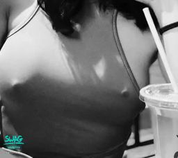 : Taiwan is so hot! You must wear this kind of thin shirt that will bulge when you go out so that you will not die of heat!