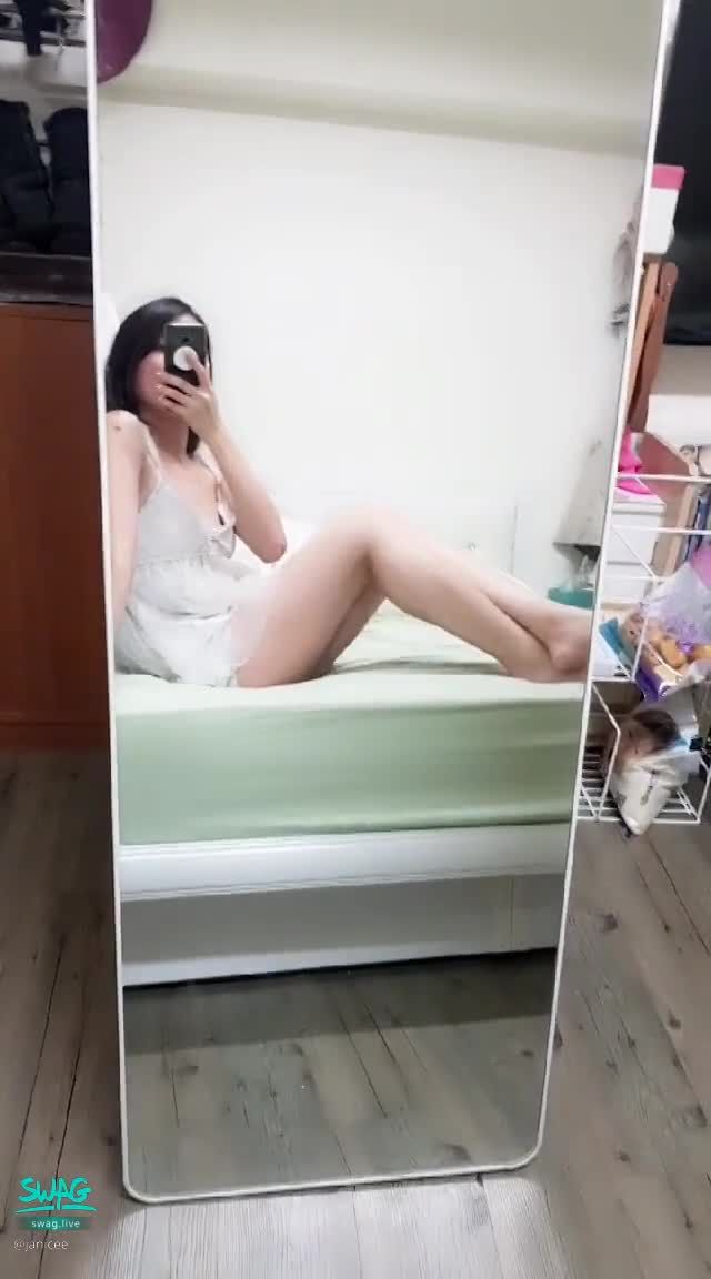 janicee : 側身的美腿與低胸視野😈
腿控在哪裡？♥️
花嫁系紗質睡衣😍
性感深V💚
一襲長髮與胸口的肌膚💋
床上動動可愛的雙腿🌸
White chiffon💙
若隱若現的裙擺😍
#睡衣 #細肩帶 #深V #鎖骨 #腳底 #赤腳 #裸足