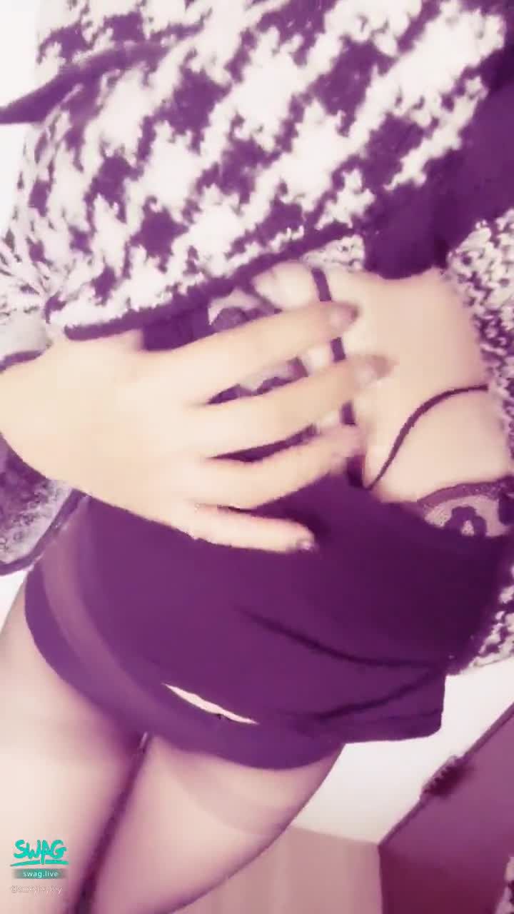 sexyivyivy : 今天穿這樣出門可以嗎😈😈😈
寶貝想從後面抱住我
在我耳邊輕輕說聲早安嗎