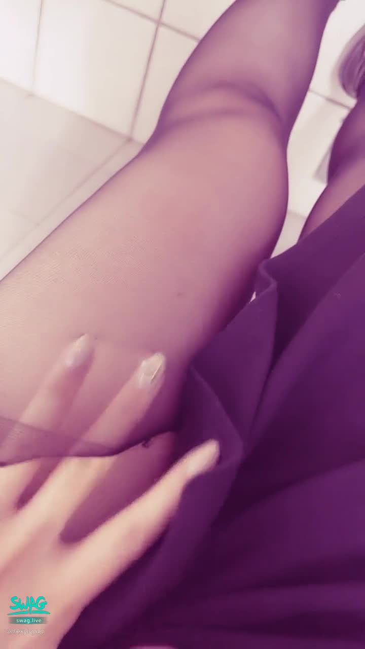 sexyivyivy : 想被寶貝在公司廁所
壞壞的把我的絲襪撕開😛
在偷偷把手指放進。。。我的。。